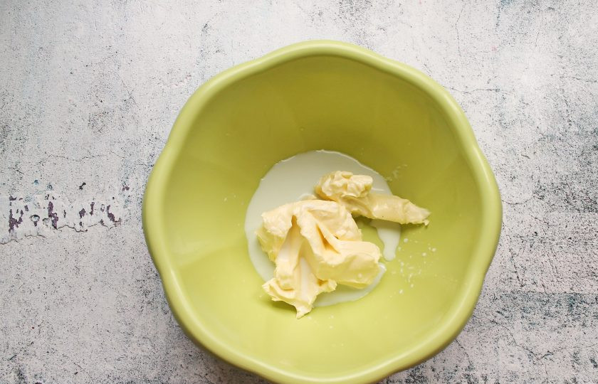 1. Этап. Песочно-слоеное тесто: В холодное молоко добавьте соль и перемешайте до растворения. В миску выложите сливочное масло и влейте молоко.