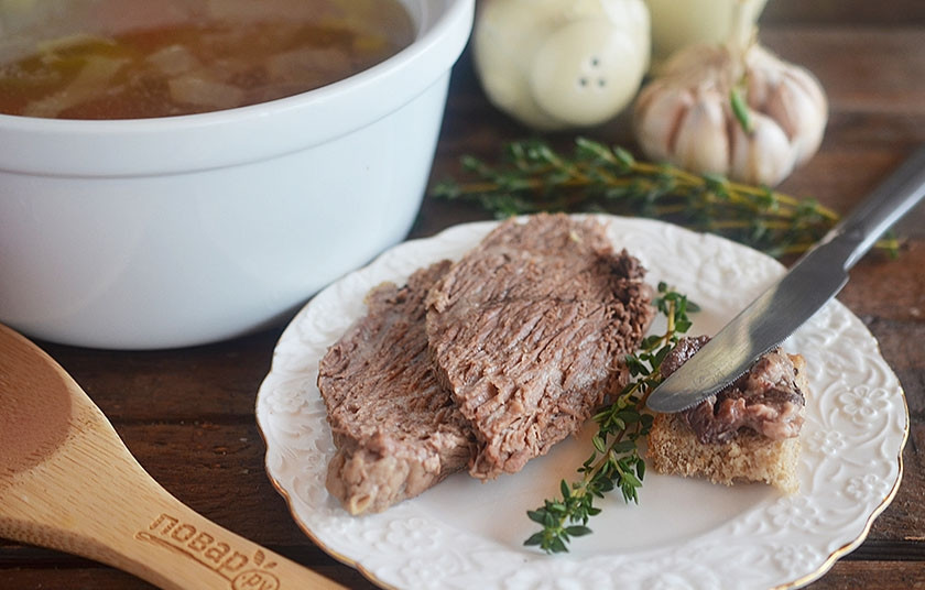 1. Этап. Мясо по-венски (тафельшпиц): 6. Бульон с овощами подайте на первое, гренки или хлеб с мозгами из косточек, а нарезанное мясо на горячее. Приятного аппетита!