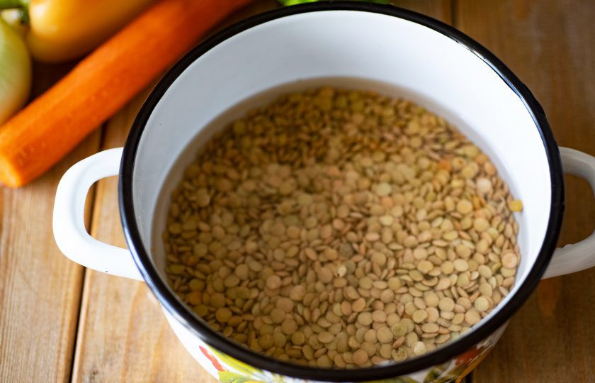 1. Этап. Зеленая чечевица с курицей: Зеленую чечевицу выложите в кастрюлю, залейте водой и варите до готовности — это около 40 минут с момента закипания жидкости. Затем излишнюю воду слейте из готовой чечевицы.