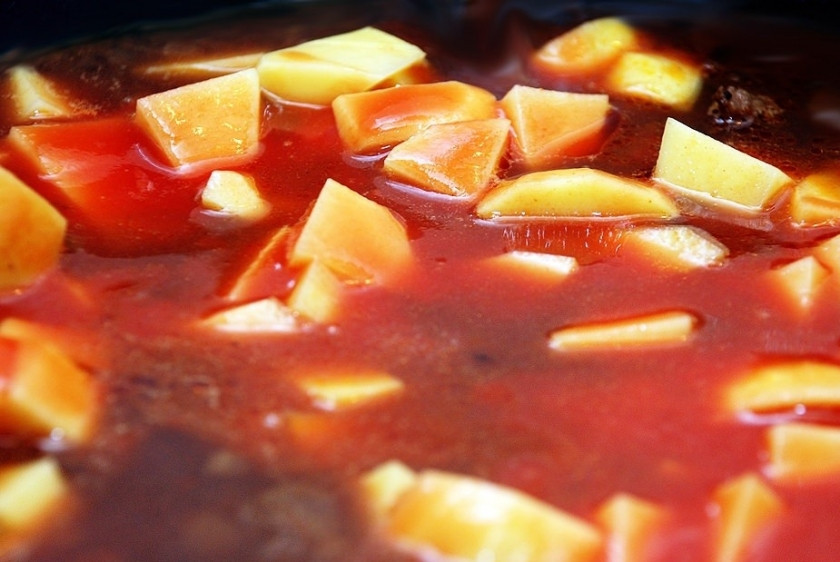 1. Этап. Гуляш из мраморной говядины: С томатным соком, кстати, тоже неплохо получается.