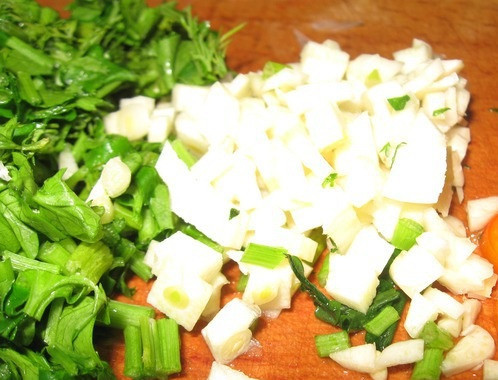 1. Этап. Чахохбили из курицы в духовке: Мелко нарежьте перец чили. Кладем его на сковороду к курице. Посолите, добавьте сахар.