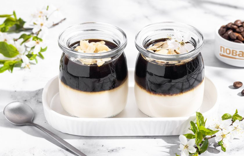 1. Этап. Кофейно-молочное желе: Кофейно-молочное желе готово. Перед подачей можно добавить сверху мелко порубленные орешки или раскрошенное печенье. Приятного вам аппетита!