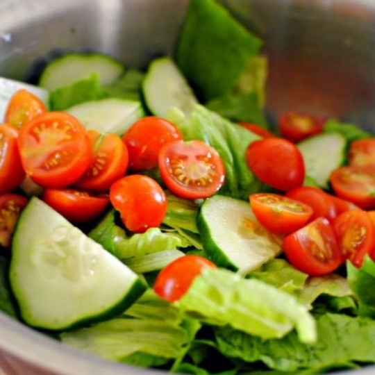 1. Этап. Садовый салат с арахисом: Туда же добавляем нарезанные огурцы и помидоры черри. Нарезка - любая, как вам больше нравится.