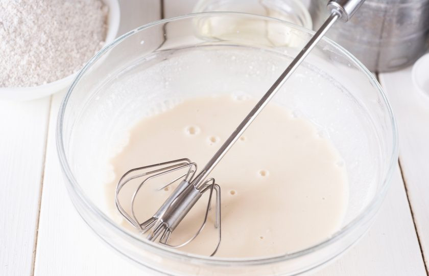 1. Этап. Ржаной хлеб на сыворотке: Венчиком активно перемешайте эти ингредиенты до получения однородной смеси.