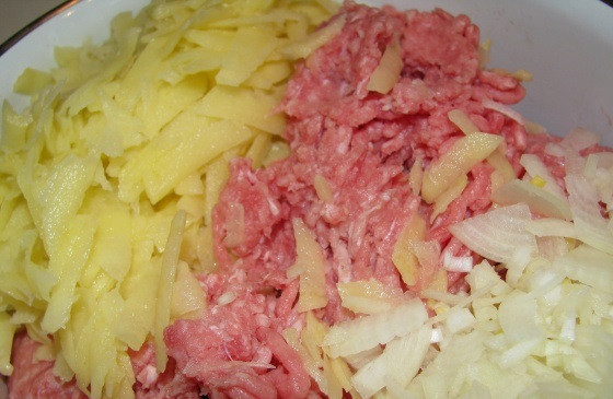 1. Этап. Турецкая самса: 5. Тем временем можно заняться начинкой. Мясо пропустите через мясорубку. Луковицу нарежьте мелкими кубиками. Очистите картофель и нарежьте его маленькими брусочками или натрите на крупной терке.
