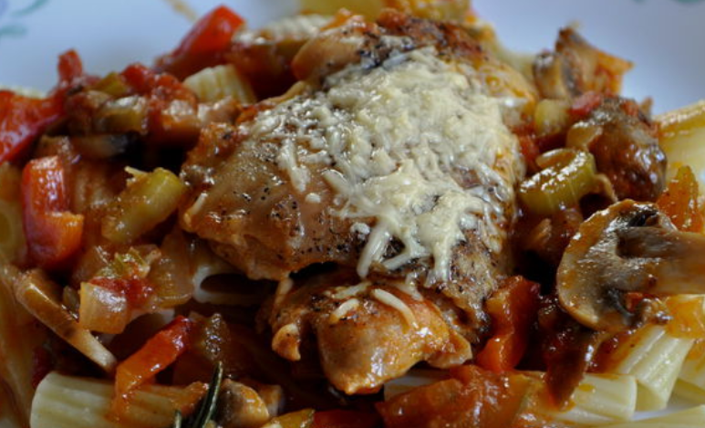 1. Этап. Курица кусочками с овощами в духовке: Блюдо подается к столу с соусом и любым гарниром. Приятного аппетита!