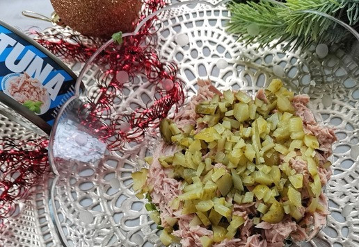 1. Этап. Салат Цветок моря: Нарезать мелкими кубиками маринованные огурцы.