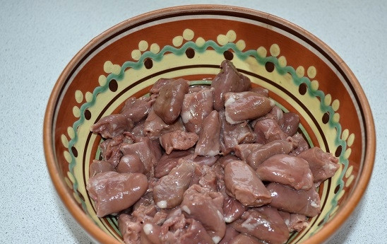 1. Этап. Куриные сердечки с медом: 2. Куриные сердечки вымойте, очистите от трубочек и лишнего жира.