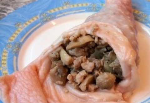 1. Этап. Фаршированный окорок куриный: Ставим сковороду на огонь и добавляем рафинированное масло. Грибы промываем и нарезаем мелкими кусочками, очищаем лук и нарезаем его кубиком. На раскаленную сковороду отправляем сначала лук, а через несколько минут и грибы. Жарим 3 минуты и смешиваем начинку с мясом, приправляем, заполняем ею кожицу. Сшиваем или заворачиваем конвертик.