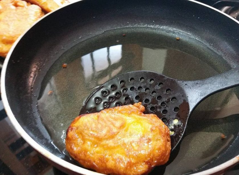 1. Этап. Филе бананов в кляре: 6. Обжаривайте бананы до получения золотой корочки, а после достаньте их из масла.