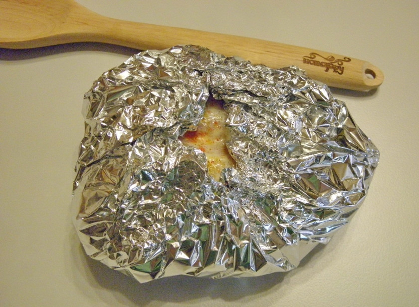 1. Этап. Куриная грудка на пару в мультиварке: Расстелите на столе фольгу, положите на неё грудку, мясо заверните в фольгу. Оставьте небольшое отверстие для выхода пара.