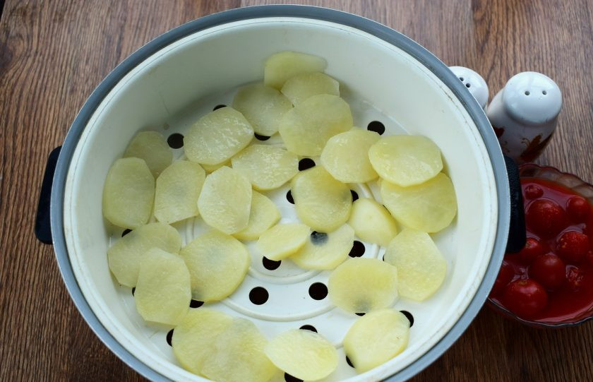 1. Этап. Томатная похлебка с рыбой и картофелем: Картофель помойте, очистите и нарежьте ломтиками 0,5 см толщиной. Отварите в пароварке в течение 10 минут.