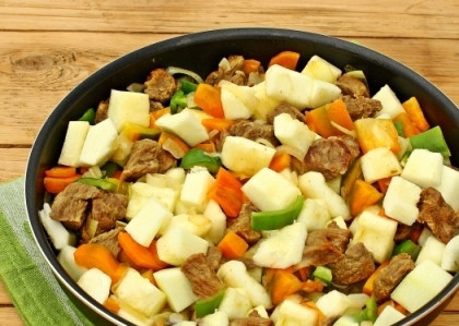 1. Этап. Ужин Ассорти: Кабачок и перец очищаем от семян, а если кабачок старый, то снимаем и кожуру. Нарезаем овощи небольшими кубиками и добавляем на сковороду.