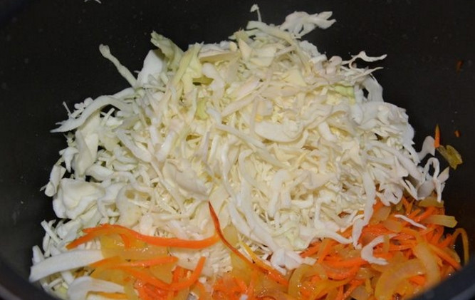 1. Этап. Тушение капусты в мультиварке: 2. Разогрейте мультиварку: выставьте режим «Жарка», налейте подсолнечное масло и выложите лук с морковью, обжарьте их до золотистого цвета. Следом добавьте капусту.