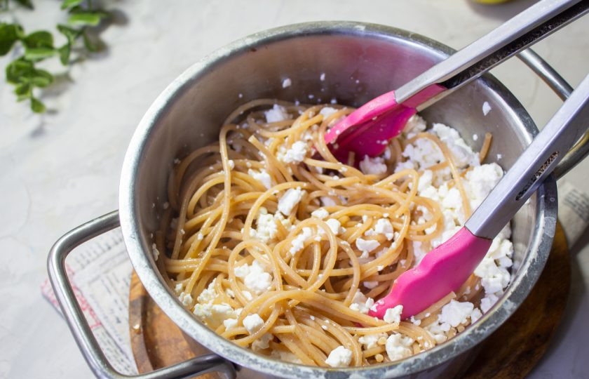 1. Этап. Спагетти с творогом и яблоком: Перемешайте спагетти с творогом.