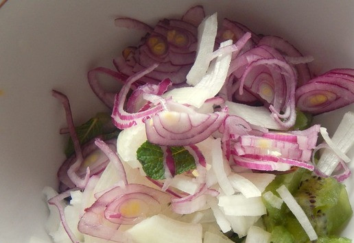 1. Этап. Блины с сальсой из киви: Следом мелко нарезанный лук.