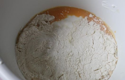 1. Этап. Дрожжевые рогалики: Всыпаем к получившейся смеси муку и ванилин.