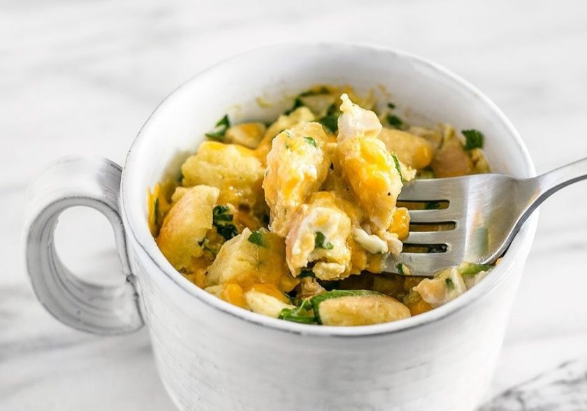 1. Этап. Завтрак в чашке за 5 минут: 6. Проверьте на готовность, при необходимости снова отправьте в микроволновку. Ешьте блюдо сразу, осторожно, ведь оно горячее.