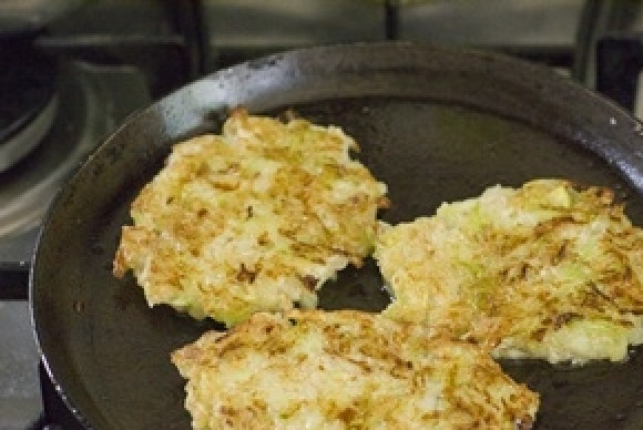 1. Этап. Постные котлеты из кабачков: 8. Надо принаровиться, чтобы переворачивать эти котлетки. Если тесто все же не поддается - добавьте немного муки. А поджаренные котлетки рекомендую выкладывать на бумажное полотенце, чтобы лишнее масло ушло. Готовые котлетки можно посыпать зеленью и подавать на стол со свежими овощами.