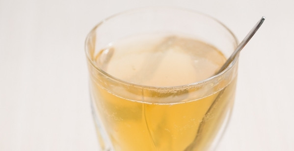 1. Этап. Творожный торт с клубникой: Желатин замочите в воде по инструкции на упаковке. Оставьте его набухать.