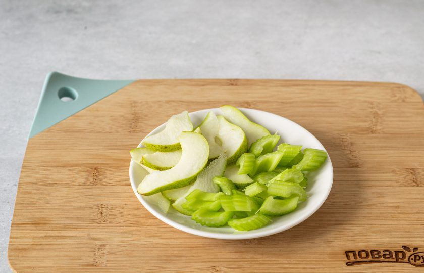 1. Этап. Салат с сельдереем и грушей: Нарежьте стебель сельдерея ломтиками среднего размера. Грушу помойте, удалите сердцевину, нарежьте тонкими ломтиками.