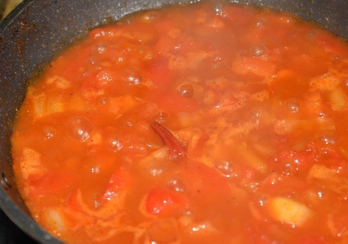 1. Этап. Люля-кебаб из индейки с пикантным соусом: Варим соус до готовности на слабом огне, если помидоры не сочные, добавляем немного воды. Общее время приготовления соуса около 30 минут.