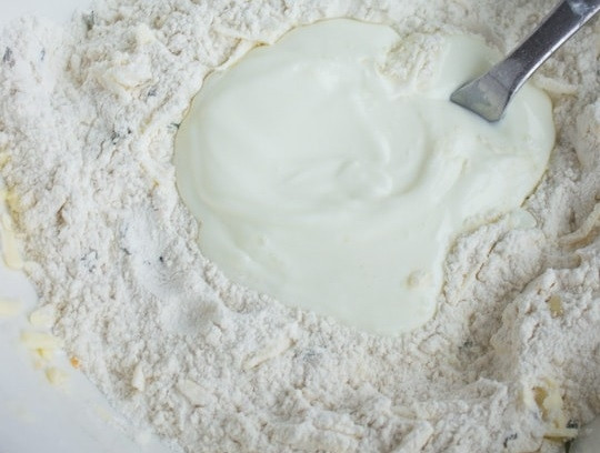 1. Этап. Сырное печенье с клюквой и розмарином: 2. Влейте кефир, перемешайте.