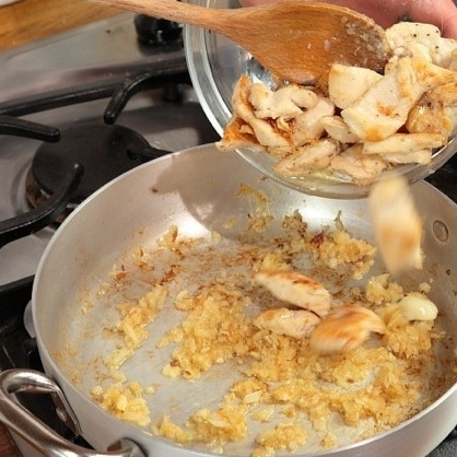 1. Этап. Курица с рисом: Возвращаем в сковороду курицу.