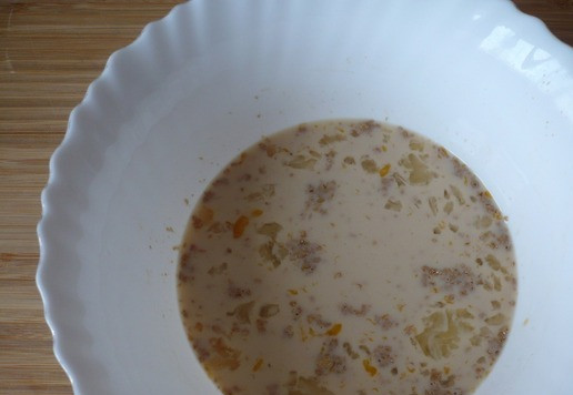 1. Этап. Булочки с плавленым сыром Ассорти: В молочную смесь всыпьте дрожжи. Все перемешайте.