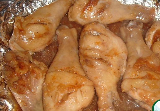 1. Этап. Пряные куриные ножки: Разогрейте духовку до 180 градусов, поставьте ножки запекаться на 40 минут. В процессе запекания переверните ножки 1 раз и полейте выделившимся соком.