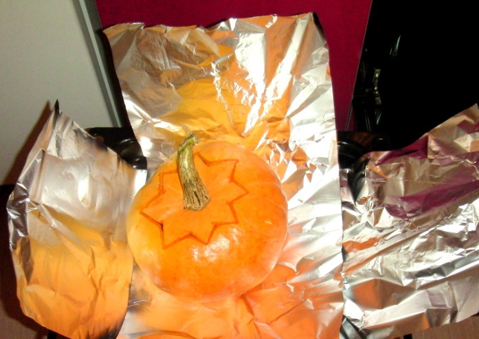 1. Этап. Куриное рагу в тыкве: Расстелите на противне 2 больших куска фольги – крест на крест. Установите тыкву в центр.