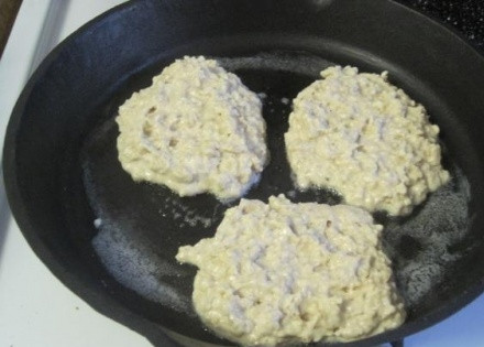 1. Этап. Котлеты из овсяных хлопьев: В сковороде разогреваем растительное масло. Выкладываем полученную массу на сковороду при помощи смоченной в воде ложки.