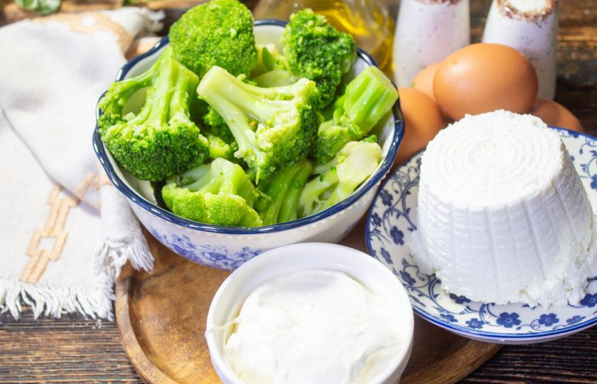 1. Этап. Рулет из брокколи с творожным сыром: Подготовьте необходимые продукты для приготовления рулета. Я использую замороженную брокколи.