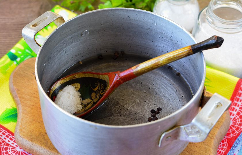 1. Этап. Кукуруза консервированная для похудения: Сварите маринад из воды, соли и сахара. Всыпьте также горошины черного перца для аромата. Когда маринад закипит, проварите его 2-3 минуты, влейте уксус и сразу выключите огонь.