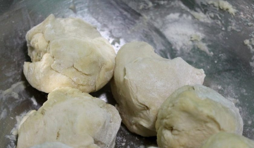 1. Этап. Торт Наполеон с кремом из сгущенки: Замесите гладкое и упругое тесто, которое не должно прилипать к рукам. Затем разделите большой кусок теста на шесть-восемь равных частей, поставьте их охлаждаться в холодильник.