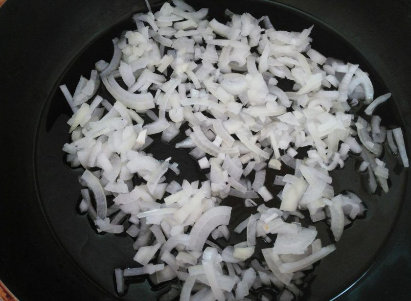 1. Этап. Гречневые зразы: Пока настаиваются хлопья, приготовьте начинку для зраз. Мелко порежьте репчатый лук и обжарьте его на сковороде с добавлением подсолнечного масла.