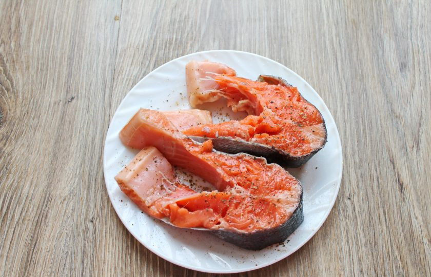 1. Этап. Форель в молоке в духовке: Форель посолите и поперчите с двух сторон.