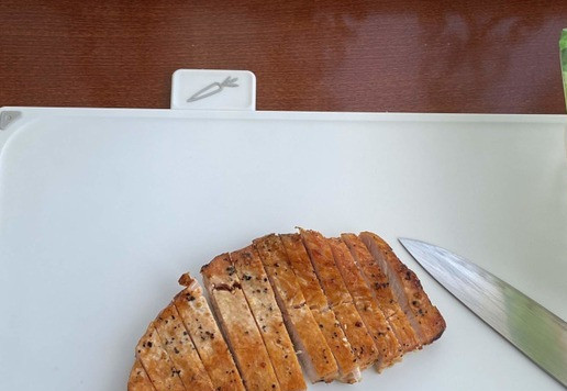 1. Этап. Салат Цезарь с индейкой: Готовое филе индейки нарежьте на небольшие кусочки.