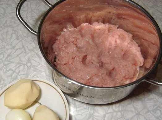 1. Этап. Котлеты из грудки индейки: Луковичку чистим, картофелины очищаем от кожуры с помощью овощечистки. Грудку индейки промываем и оставляем обсыхать. Затем пропускаем филе птицы через мясорубку.