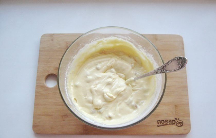 1. Этап. Лимонный кекс с изюмом: Перемешайте тесто с изюмом.