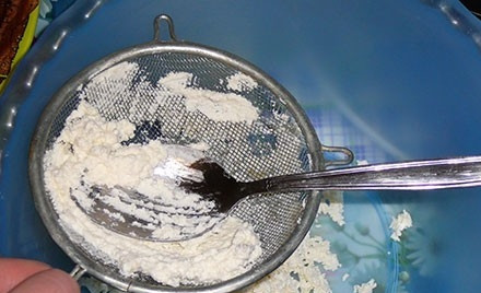 1. Этап. Блинный торт с шоколадом: В это время приготовьте крем. Творог протрите через сито. В другой миске сливки взбейте с пудрой. И затем смешайте обе массы до единой консистенции.