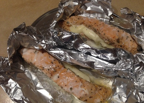 1. Этап. Лосось, запеченный с моцареллой: 7. Минут за 5 до окончания времени запекания можно открыть фольгу. В итоге мы получаем вот такую сочную рыбку.