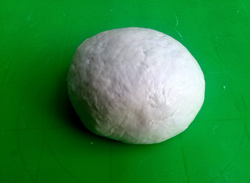 1. Этап. Хинкали (классический рецепт): Замесите тугое пластичное тесто. Накройте его и оставьте в холодном месте. Тем временем займитесь начинкой.