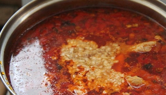 1. Этап. Томатный суп с курицей: 5. Минут через 10-12 томления на медленном огне под крышкой добавьте чеснок, мелко нарезав или пропустив через пресс. Через пару минут снимите с огня и оставьте еще минут на 15, чтобы супчик настоялся.