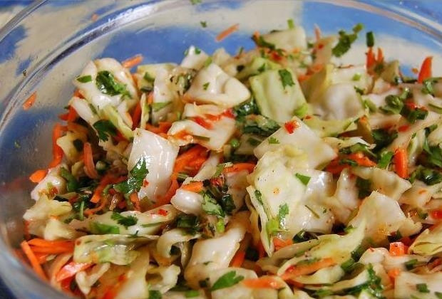 1. Этап. Салат из капусты по-корейски: 6. Поставьте салат в холодильник на несколько часов, чтобы он настоялся. Салат из капусты по-корейски готов! Приятного аппетита!