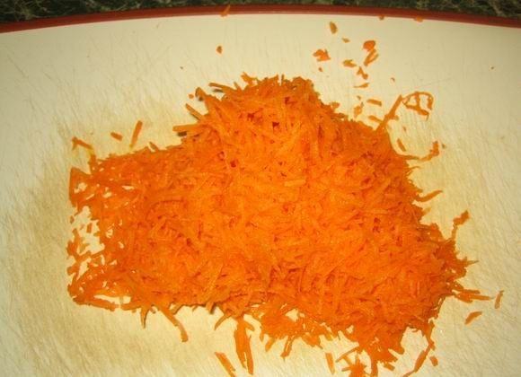 1. Этап. Морковка с чесноком: Морковь моем, чистим и натираем на средней терке.