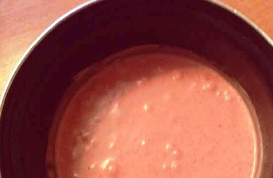 1. Этап. Клубничное суфле для торта: Хорошо взбейте сливки, постепенно вводя сахар. Затем, продолжая взбивать, слейте тонкой струйкой клубнику. Теперь суфле можно вылить на торт и отправить в холодильник на 3-4 часа для застывания. Готовый торт можно украсить целой клубникой.