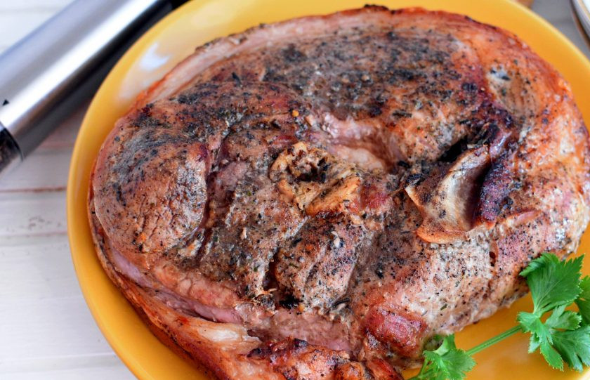 1. Этап. Ароматная свинина в духовке: Накрытое фольгой мясу поставьте в холодную духовку и включите нагрев на 200 градусов. Через полчаса уменьшите нагрев до 140 градусов, переверните кусок и запекайте еще час. За это время переверните мясо еще пару раз. Затем снимите фольгу, увеличьте нагрев и включите гриль, если он есть. Подрумяньте мясо сверху в течении 5-7 минут. Проверьте готовность мяса, сделав прокол тонким ножом - у свинины сок должен быть абсолютно прозрачным! Выньте мясо из духовки, снова накройте фольгой и дайте постоять минут 15-20. Затем выкладывайте на блюдо и подавайте.