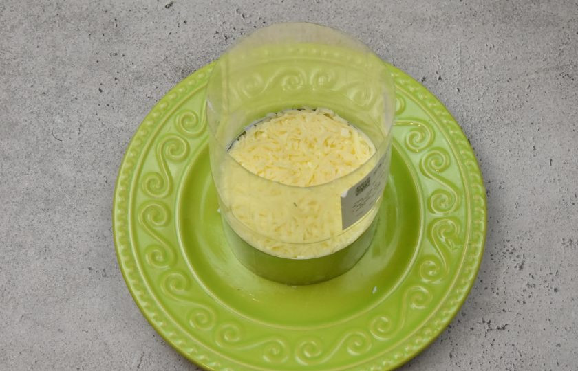 1. Этап. Пасхальный салат с консервированным лососем: Повторите чередование слоев из оставшихся продуктов.