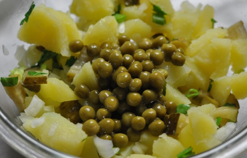 1. Этап. Салат картофельный с маринованными огурцами: Отварную картошку порежьте кубиками, добавьте к ней все остальные ингредиенты (не забудьте с лука слить маринад), а также рубленую зелень.